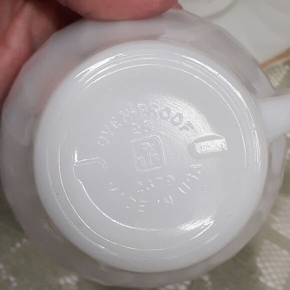 8 pc. Anchor Hocking Suburbia Fire King Swirl gold trim 6" saucers & cups - Picture 8 of 8